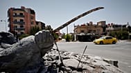 صورة أرشيفية - سيارة تمر بجوار تمثال مدمر في مدينة السويداء ذات الأغلبية الدرزية، سوريا، الجمعة 25 يوليو/تموز 2025. (صورة من وكالة أسوشيتد برس/عمر سناديكي، أرشيفية)