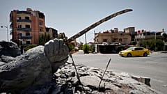 صورة أرشيفية - سيارة تمر بجوار تمثال مدمر في مدينة السويداء ذات الأغلبية الدرزية، سوريا، الجمعة 25 يوليو/تموز 2025. (صورة من وكالة أسوشيتد برس/عمر سناديكي، أرشيفية)