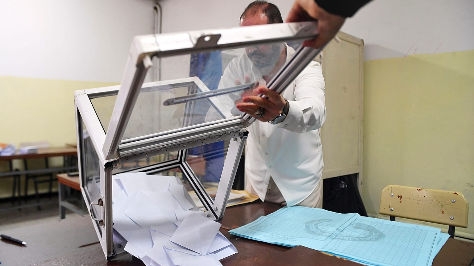 بدأ العاملون في الانتخابات فرز الأصوات عقب الانتخابات البرلمانية في الجزائر العاصمة، الخميس 2 يوليو 2026. (AP Photo/فاتح غيدوم)