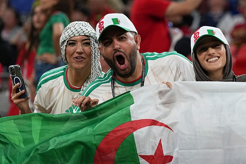 رد فعل المشجعين الجزائريين قبل انطلاق مباراة كأس العالم 32 لكرة القدم بين سويسرا والجزائر في فانكوفر، كولومبيا البريطانية، الخميس 2 يوليو 2026. (AP Photo/آبي بار)