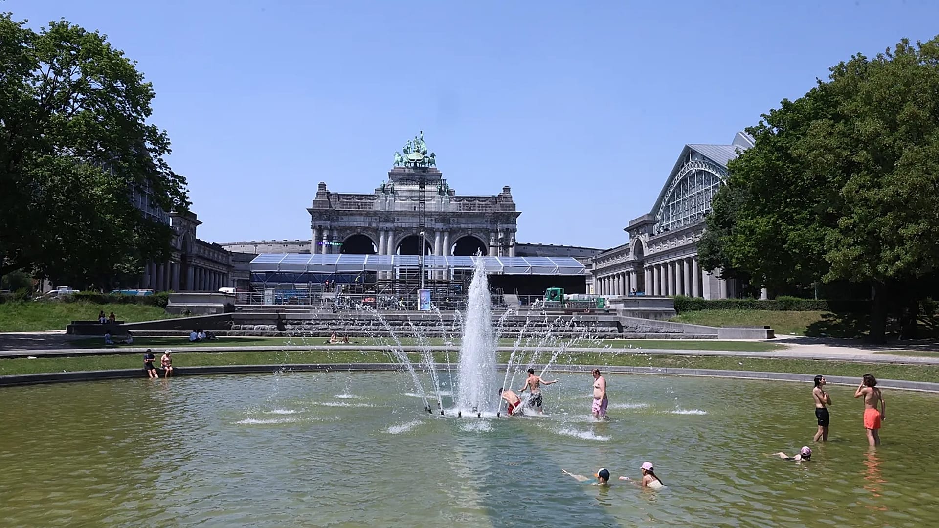 İnsanlar, 25 Haziran 2026 Perşembe günü Brüksel’deki Cinquantenaire Parkı’ndaki havuzda suya giriyor.