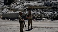 جنود من الجيش اللبناني يقفون أمام منزل دُمّر في الاشتباكات الأخيرة بين مقاتلي حزب الله والقوات الإسرائيلية في قرية دبين، جنوب شرق لبنان، يوم الجمعة 5 يونيو/حزيران 2026، بعد يو