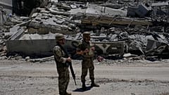 جنود من الجيش اللبناني يقفون أمام منزل دُمّر في الاشتباكات الأخيرة بين مقاتلي حزب الله والقوات الإسرائيلية في قرية دبين، جنوب شرق لبنان، يوم الجمعة 5 يونيو/حزيران 2026، بعد يو