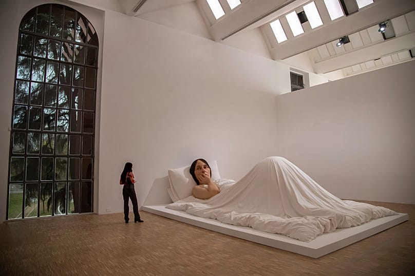 Ron Mueck tarafından yapılan heykellerden biri.