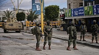 جنود إسرائيليون يتخذون مواقعهم خلال غارة للجيش في مدينة الخليل بالضفة الغربية يوم الاثنين 19 يناير 2026. (صورة من وكالة أسوشيتد برس/محمود عليان)