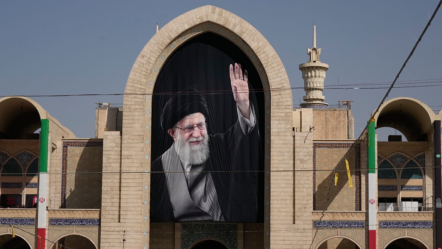Un ritratto dell'ayatollah iraniano ucciso Ali Khamenei è appeso alla grande moschea Imam Khomeini Mosalla a Teheran, 3 luglio 2026