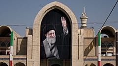 تعلّق صورة لآية الله الإيراني المقتول علي خامنئي في مسجد مصلى الإمام الخميني الكبير في طهران، في الثالث من تموز/يوليو 2026.