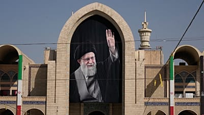 Öldürülen İranlı Ayetullah Ali Hamaney’in portresi, 3 Temmuz 2026’da Tahran’daki İmam Humeyni Musalla Camii’nde asılı.