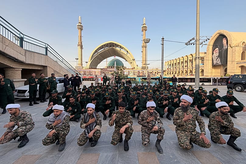 Membri del Corpo delle Guardie della rivoluzione islamica (IRGC) e religiosi pregano alla Grande moschea Imam Khomeini Mosalla prima delle cerimonie funebri per l’ayatollah iraniano Ali Khamenei, ucciso, a Teheran, 3 luglio 2026