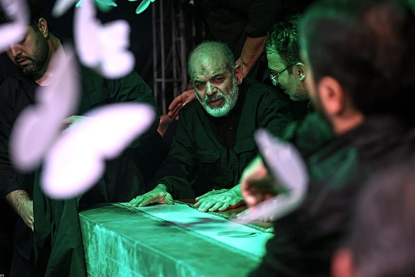 Il generale dell’IRGC Ahmad Vahidi siede accanto al feretro dell’ayatollah iraniano Ali Khamenei in una sala di lutto prima del funerale, a Teheran, 2 luglio 2026