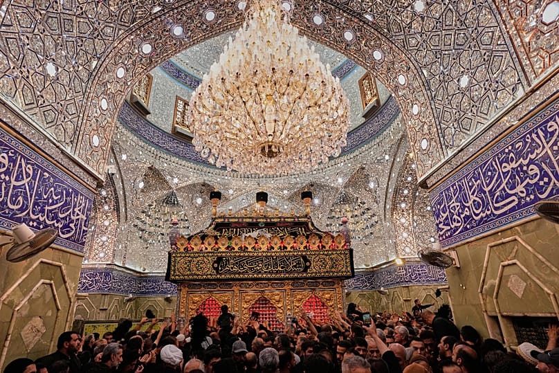 ARCHIVIO: Fedeli visitano il santuario dell’Imam Abbas durante il Muharram, periodo di lutto per i musulmani sciiti, a Karbala, 25 giugno 2025
