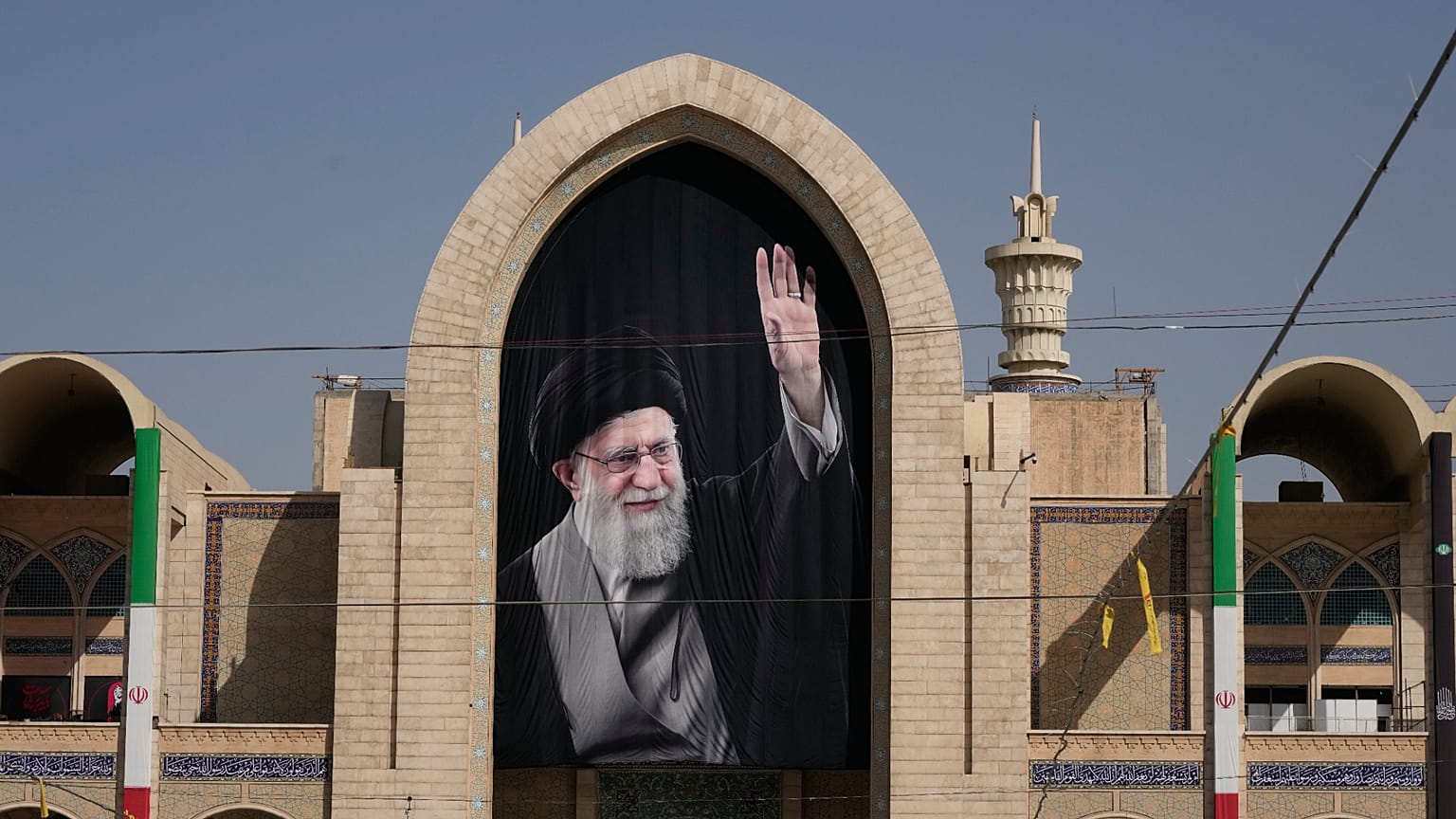 صورة للمرشد الأعلى الإيراني المقتول آية الله علي خامنئي معلقة في مسجد الإمام الخميني الكبير بينما تجري الاستعدادات قبل مراسم جنازته التي تستمر أيامًا في طهران، إيران