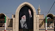 صورة للمرشد الأعلى الإيراني المقتول آية الله علي خامنئي معلقة في مسجد الإمام الخميني الكبير بينما تجري الاستعدادات قبل مراسم جنازته التي تستمر أيامًا في طهران، إيران