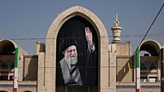 صورة للمرشد الأعلى الإيراني المقتول آية الله علي خامنئي معلقة في مسجد الإمام الخميني الكبير بينما تجري الاستعدادات قبل مراسم جنازته التي تستمر أيامًا في طهران، إيران