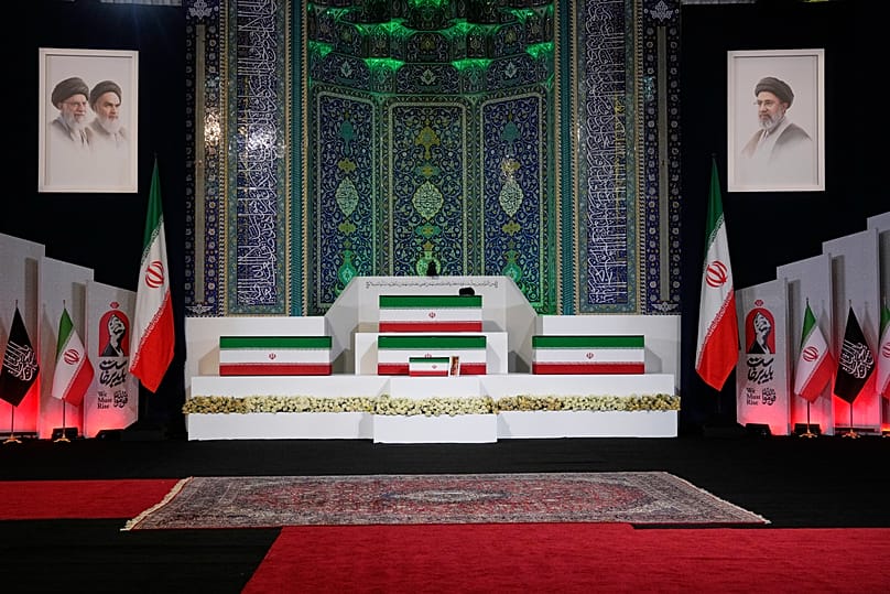 يتم عرض توابيت المرشد الأعلى الإيراني المقتول آية الله علي خامنئي، في المنتصف في الأعلى، وأفراد عائلته قبل مراسم الجنازة التي تستمر أيامًا في مسجد الإمام الخميني مصلى الكبير ف