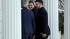 Il presidente ucraino Volodymyr Zelenskyy e la moglie Olena Zelenska con la presidente irlandese Catherine Connolly al loro arrivo in Irlanda, martedì 2 dicembre 2025.