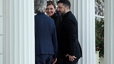Ukrayna Devlet Başkanı Volodimir Zelenskiy eşi Olena Zelenska ile İrlanda Cumhurbaşkanı Catherine Connolly'yle 2 Aralık 2025 Salı günü İrlanda'ya varıyor.