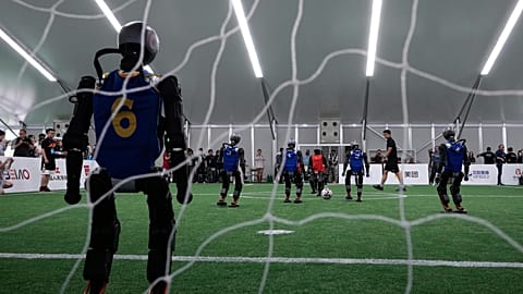 Robots humanoides Booster juegan al fútbol durante una visita de prensa previa a los Juegos Mundiales 2025 de Robots Humanoides en Pekín, el 4 de agosto de 2025.