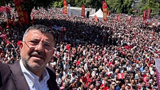 Veli Ağbaba, Özgür Özel ve ekibinin mayıs sonu gerçekleştirdiği mitingde.