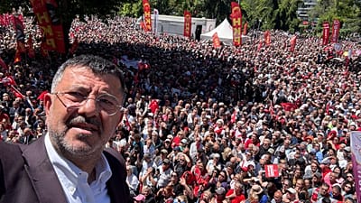 Veli Ağbaba, Özgür Özel ve ekibinin mayıs sonu gerçekleştirdiği mitingde.