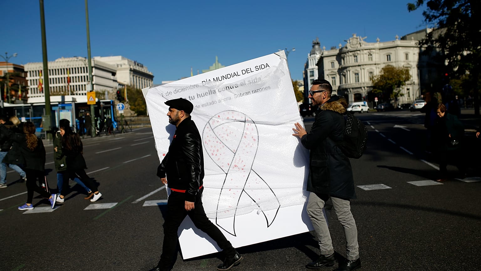 En esta foto de archivo, dos hombres portan un cartel para conmemorar el Día Mundial del SIDA en Madrid, el martes 1 de diciembre de 2015