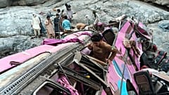 Soccorritori e volontari coprono i corpi dopo un incidente di autobus a Dana Sar, il 3 luglio 2026