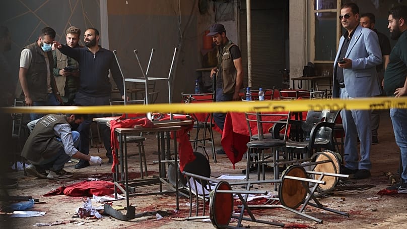 Οι συριακές δυνάμεις ασφαλείας επιθεωρούν το σημείο μετά την έκρηξη αυτοσχέδιου εκρηκτικού μηχανισμού σε καφέ κοντά στο συγκρότημα του Δικαστικού Μεγάρου στη Δαμασκό, Συρία, Πέμπτη 2 Ιουλίου 2026