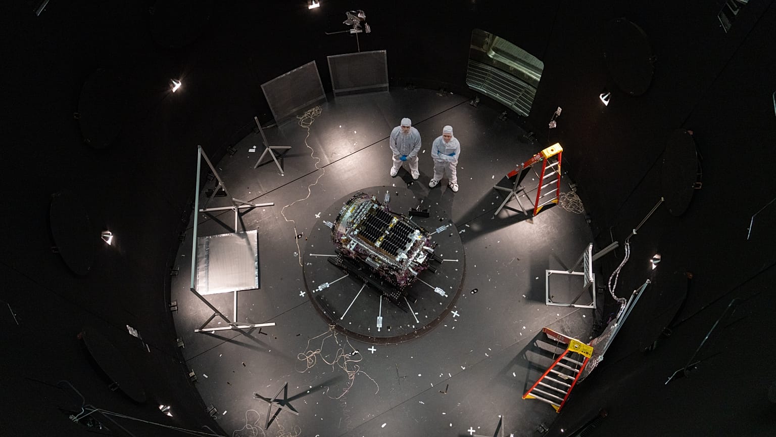 Cette photo fournie par la NASA montre Kieran Wilson et Hunter Robertson, ingénieur spatial, au Goddard Space Flight Center de la NASA à Greenbelt, Maryland, le 17 avril 2026