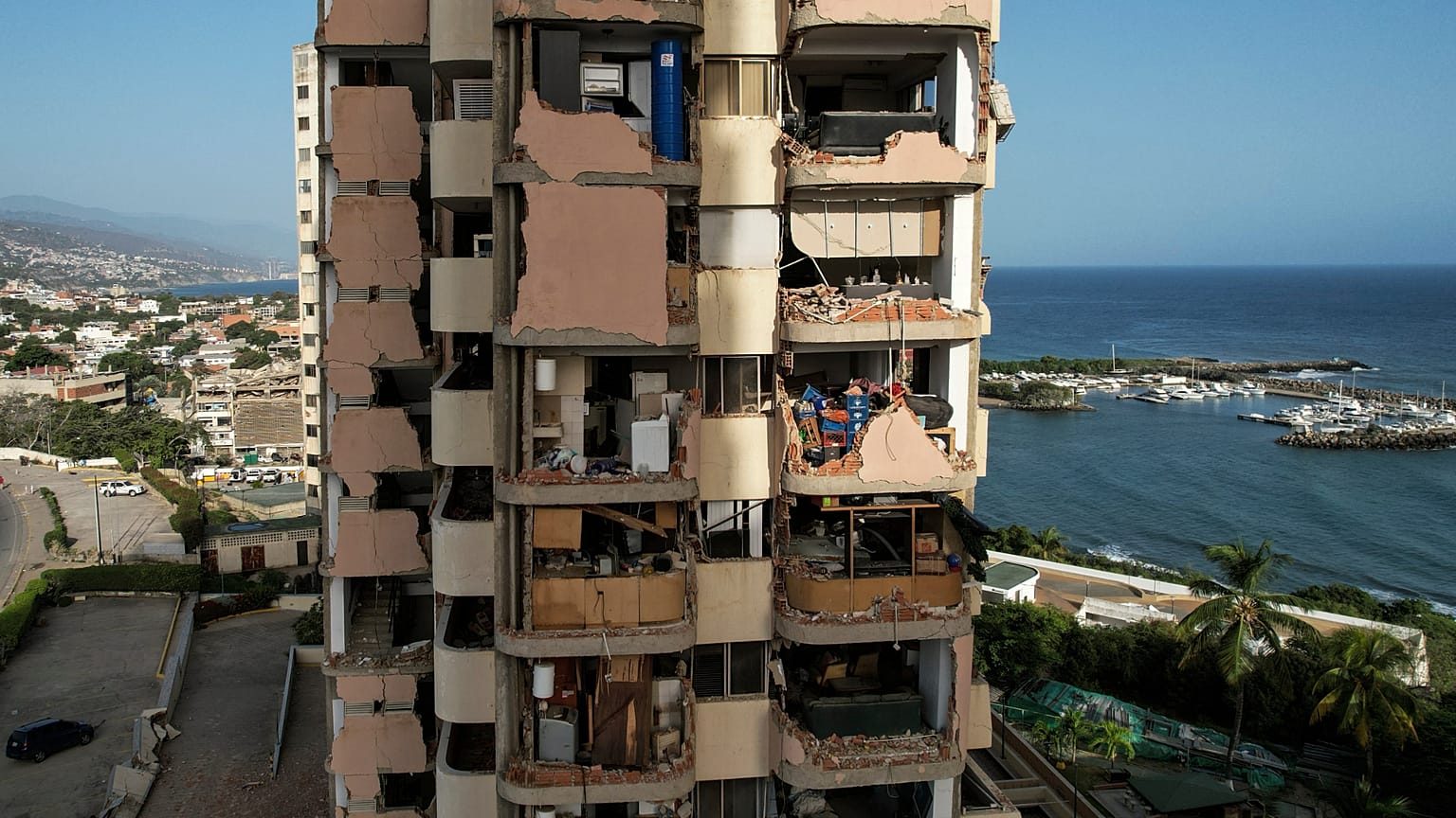 Un edificio dañado por el terremoto doble que ha afectado a la costa venezolana se mantiene a duras penas en pie en la localidad de La Guaira, el sábado 27 de junio de 2026