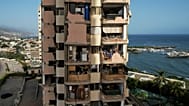 Un edificio dañado por el terremoto doble que ha afectado a la costa venezolana se mantiene a duras penas en pie en la localidad de La Guaira, el sábado 27 de junio de 2026