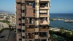 Κτίριο που έχει υποστεί ζημιές από τον διπλό σεισμό που έπληξε την ακτογραμμή της Βενεζουέλας στέκει με δυσκολία στη Λα Γουάιρα, το Σάββατο 27 Ιουνίου 2026