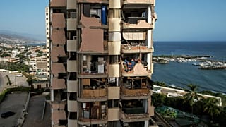 Un edificio dañado por el terremoto doble que ha afectado a la costa venezolana se mantiene a duras penas en pie en la localidad de La Guaira, el sábado 27 de junio de 2026