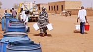 أشخاص يملؤون المياه في نقطة توزيع مجانية وسط انقطاع المياه في الخرطوم بالسودان، 18 مايو 2026. 