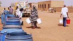 أشخاص يملؤون المياه في نقطة توزيع مجانية وسط انقطاع المياه في الخرطوم بالسودان، 18 مايو 2026. 