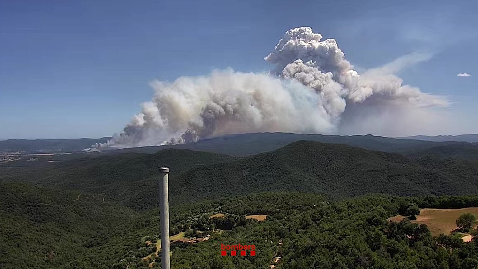 Incêndio provoca nuvem pirocúmulo, visível em imagem captada às 15:25 pela câmara do Santuário dos Anjos. Arquivo: Incêndio em Girona