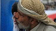 أحد أنصار الحوثيين يقبّل صورة للمرشد الأعلى الراحل علي خامنئي، وذلك خلال مسيرة في صنعاء باليمن، يوم الجمعة 6 مارس 2026