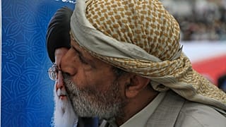 أحد أنصار الحوثيين يقبّل صورة للمرشد الأعلى الراحل علي خامنئي، وذلك خلال مسيرة في صنعاء باليمن، يوم الجمعة 6 مارس 2026