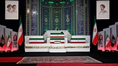 تُعرض نعوش المرشد الأعلى الإيراني الراحل علي خامنئي وأفراد عائلته،  قبيل مراسم الجنازة التي تستمر عدة أيام،  إيران، يوم الجمعة 3 يوليو 2026