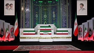 تُعرض نعوش المرشد الأعلى الإيراني الراحل علي خامنئي وأفراد عائلته،  قبيل مراسم الجنازة التي تستمر عدة أيام،  إيران، يوم الجمعة 3 يوليو 2026