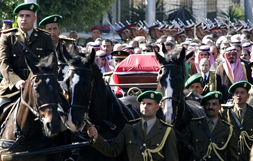  يستقر نعش الزعيم الفلسطيني ياسر عرفات على سيارة لنقل الموتى، يتبعها قادة عرب في طريقهم إلى قاعدة الماظة الجوية في القاهرة، يوم الجمعة 12 نوفمبر/تشرين الثاني 2004،