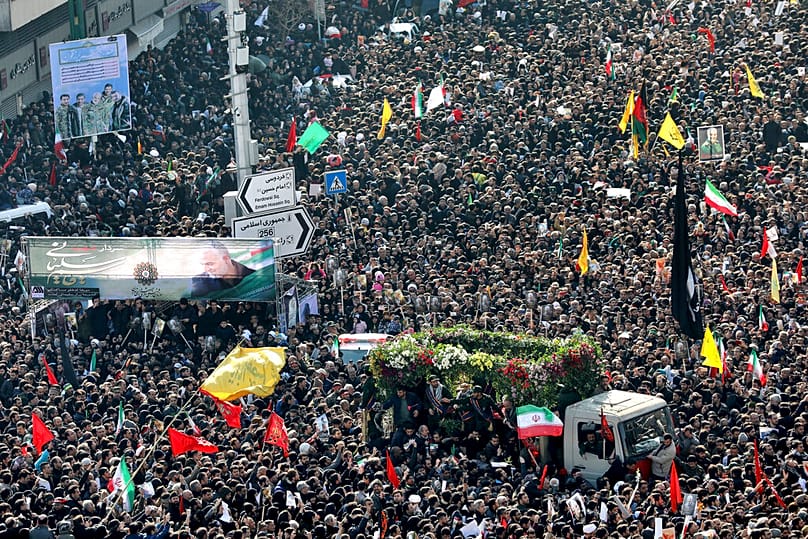يشارك المشيعون في مراسم تأبين الجنرال الإيراني قاسم سليماني  في ساحة "الثورة الإسلامية" (إنقلاب إسلامي) في طهران، يوم الاثنين 6 يناير 2020. 