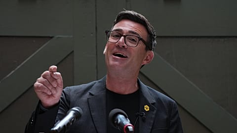 Andy Burnham, a Munkáspárt politikusa beszédet mond a manchesteri People's History Museumban, 2026. június 29-én