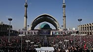 حشد يحضر بداية مراسم الجنازة التي تستمر أيامًا في مسجد الإمام الخميني مصلى الكبير في طهران، إيران، السبت 4 يوليو 2026. (AP Photo/Altaf Qadri)