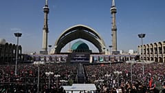 حشد يحضر بداية مراسم الجنازة التي تستمر أيامًا في مسجد الإمام الخميني مصلى الكبير في طهران، إيران، السبت 4 يوليو 2026. (AP Photo/Altaf Qadri)