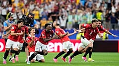 يحتفل اللاعبون المصريون بالفوز بركلات الترجيح على أستراليا خلال مباراة كأس العالم دور الـ32 لكرة القدم في أرلينغتون بولاية تكساس بالقرب من دالاس، الجمعة 3 يوليو 2026. 