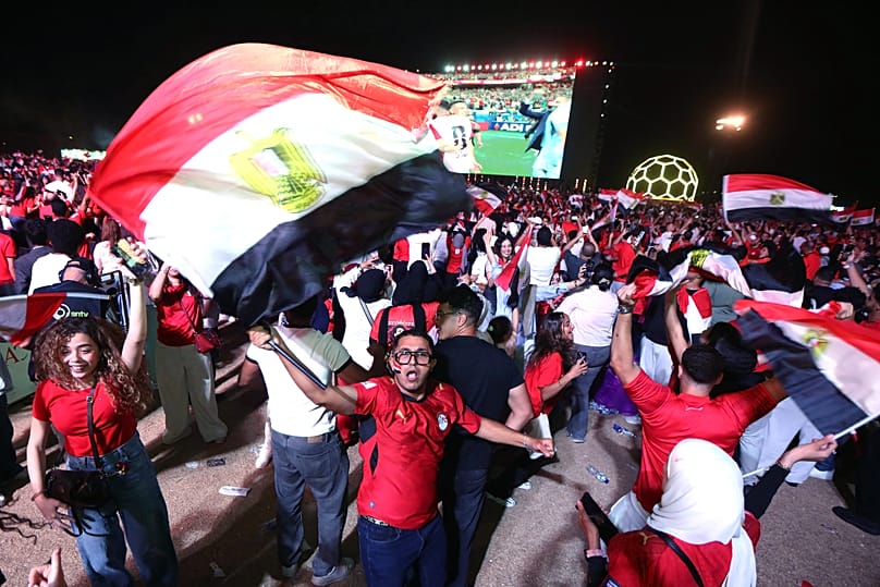 يحتفل المشجعون بعد فوز مصر على أستراليا بركلات الترجيح، في القاهرة، مصر، في وقت متأخر من يوم الجمعة 3 يوليو 2026. (AP Photo/إسماعيل غوما)
