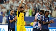 O guarda-redes de Cabo Verde, Vozinha (1), aplaude o público ao sair do estádio após o jogo das oitavas de final do Mundial de futebol entre a Argentina e Cabo Verde, em Miami