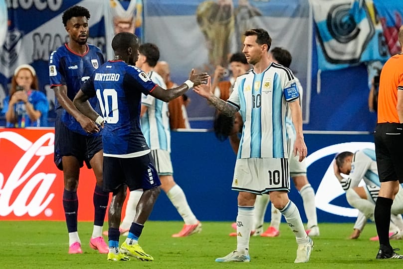 Lionel Messi (10), da Argentina, cumprimenta Jamiro Monteiro (10), de Cabo Verde, após o jogo da fase de 32 da Copa do Mundo de futebol entre a Argentina e Cabo Verde, em Miam