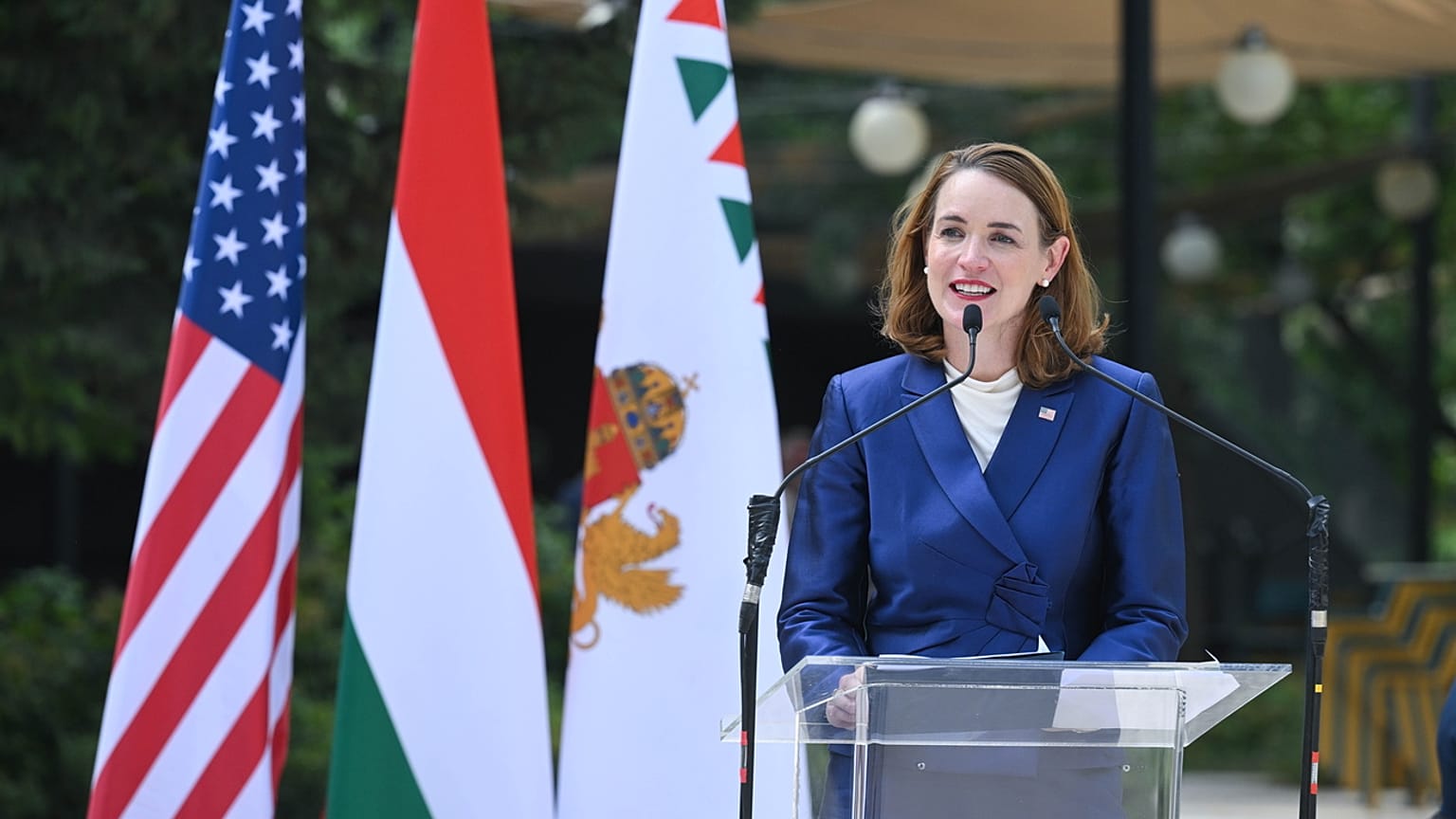 Caroline Savage, az Amerikai Egyesült Államok budapesti nagykövetségének ideiglenes ügyvivője beszédet mond az Egyesült Államok alapításának 250. évfordulóján.