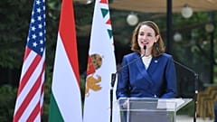 Caroline Savage, az Amerikai Egyesült Államok budapesti nagykövetségének ideiglenes ügyvivője beszédet mond az Egyesült Államok alapításának 250. évfordulóján.